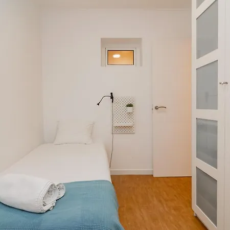 Lovely & Bright Family Flat W/ Patio Apartman