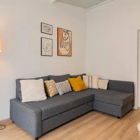 Lovely & Bright Family Flat W/ Patio Apartment