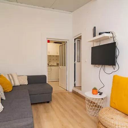 Apartment Lovely & Bright Family Flat W/ Patio