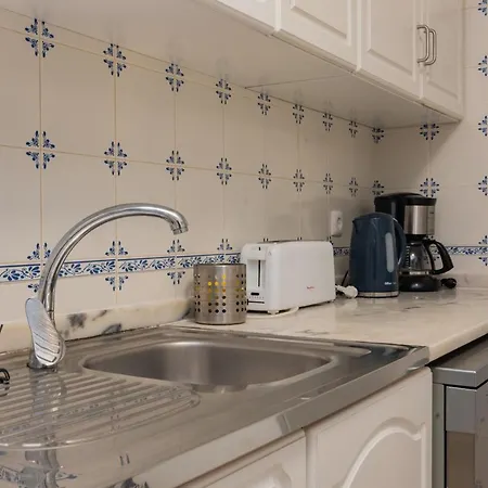 Apartment Lovely & Bright Family Flat W/ Patio Lissabon