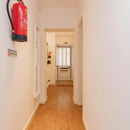 Lovely & Bright Family Flat W/ Patio Apartment *